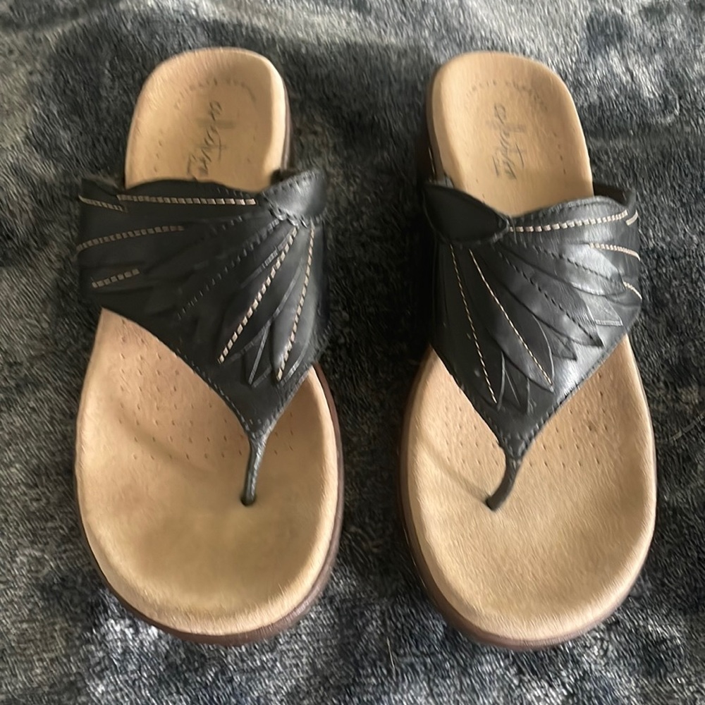 Clarks sandal flip flop.